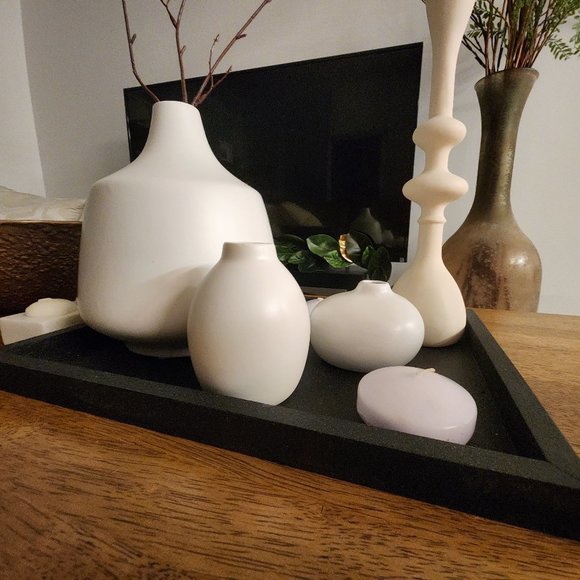 A pair of white ceramic bud vases - Picture 7 of 8